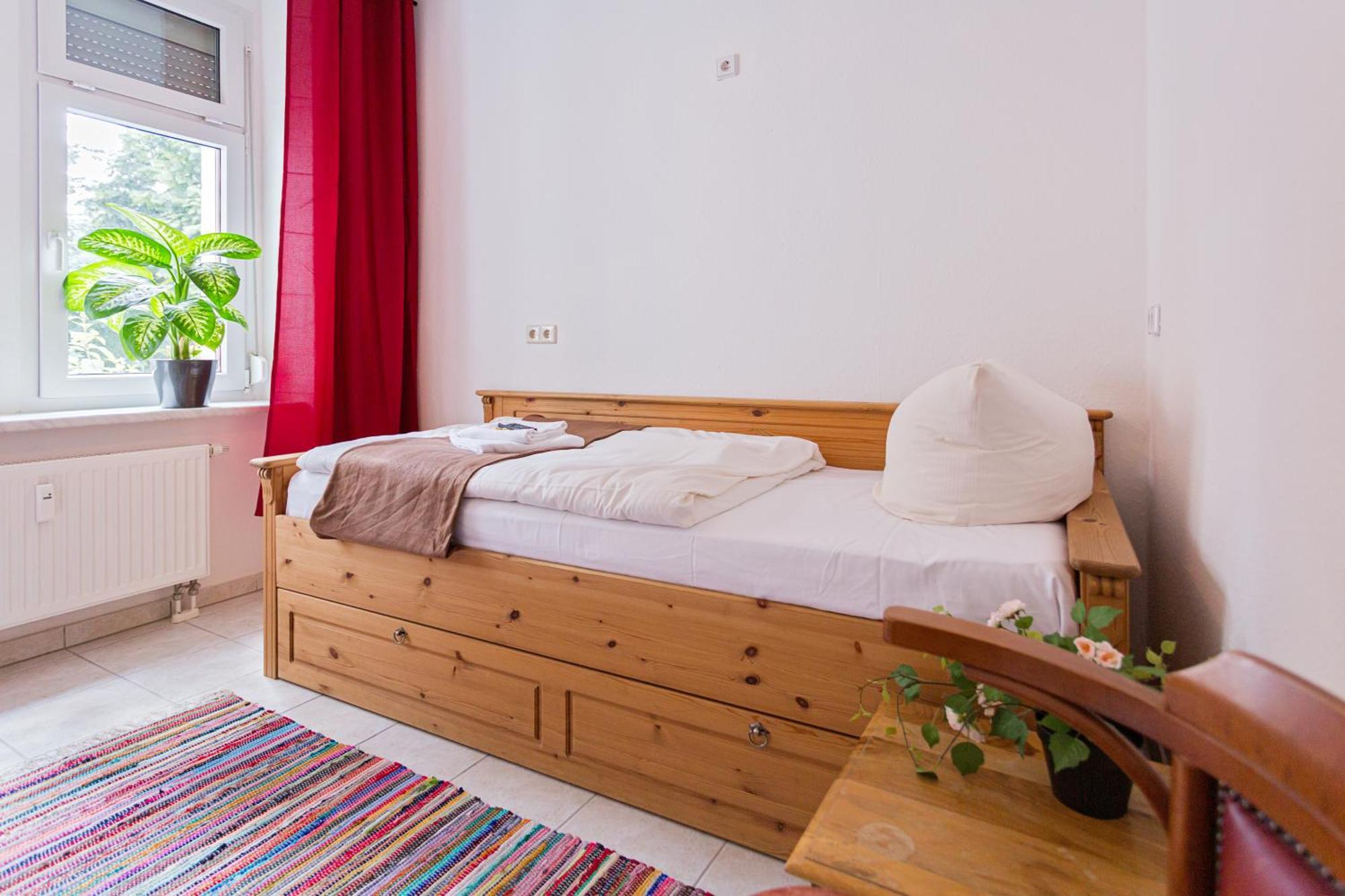 Gaestezimmer Iv Einzelzimmer In Mit Gemeinschaftsbad Und Gemeinschaftskueche Homestay *